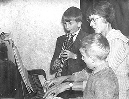 Joan playing with Roland (clarinet) and Martin in about 1964. Note the C clarinet with covered keys ...